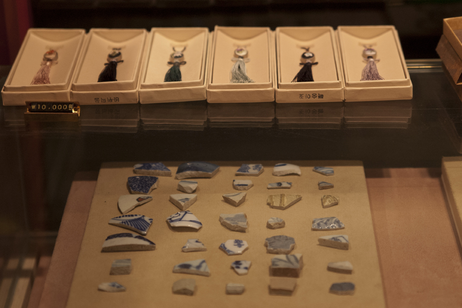 04_遊物_도자기 조각_가변설치_2012.jpg