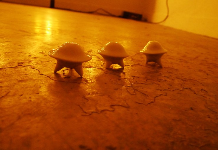 new_작은도자기UFO_4x4x4cm_세라믹_2014.jpg