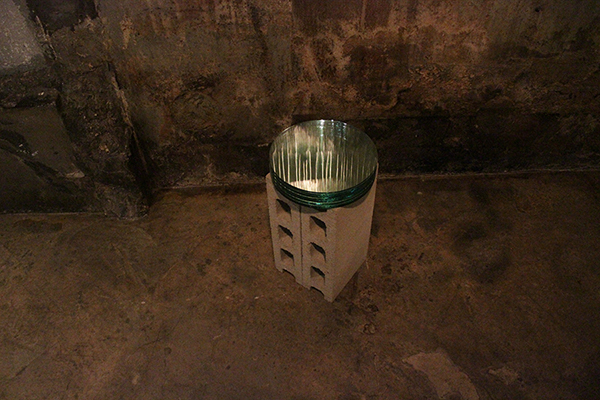 4_마주보는 관찰_유리, 거울, 벽돌_가변설치_2016.jpg