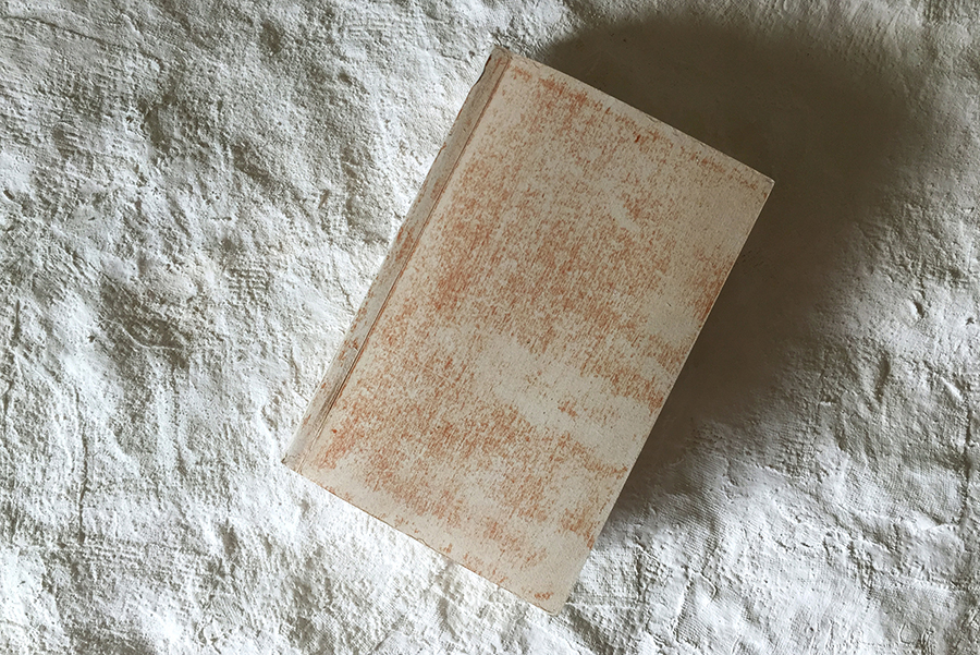 900_08 책에 밑줄을 긋다_ 2020_책에 사포질, 수정테이프_18.8×12.3cm02.jpg