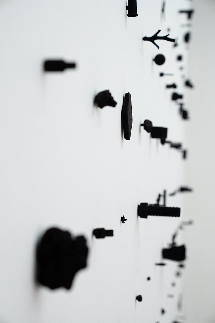 900_사소한 작은 하나_혼합재료에 무소블랙 채색_170x244cm_2025.jpg