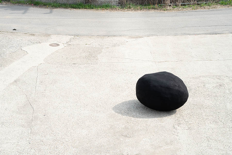 900_감자같은바위 바위같은감자 140x110x100cm 한지에 아크릴채색 2025.jpg