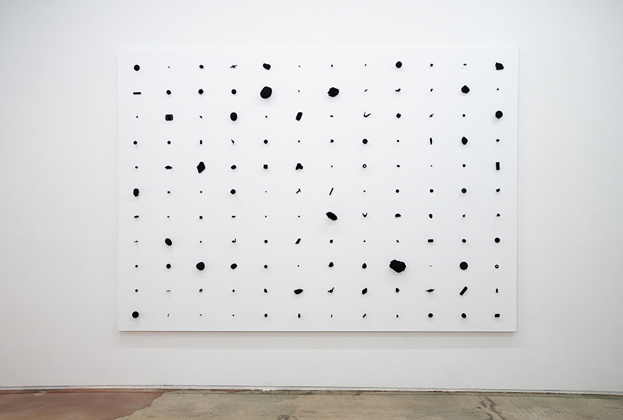 900_사소한 작은 하나_혼합재료에 무소 블랙 채색_170x244cm 2025.jpg