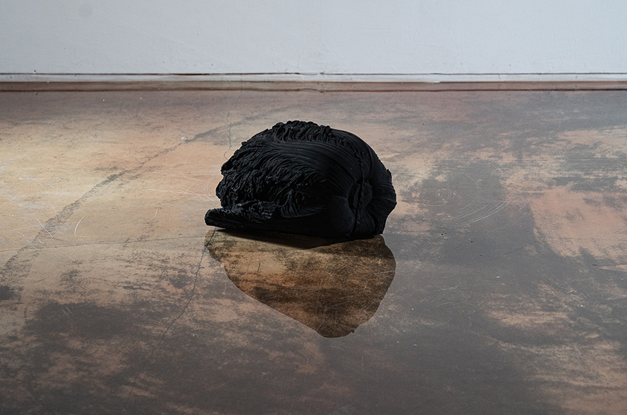 900_사소한 작은 셋_mortar에 무소블랙 채색_ 25x33x19cm _2025.jpg