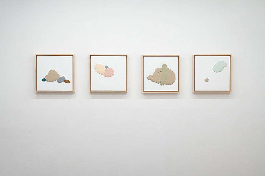 900_이름없는 바위_종이에 오일 채색_44x44cm_2025.jpg