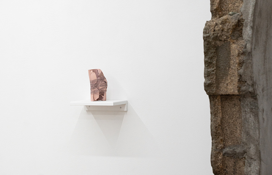 900_자연스러운 무게_혼합오브제 위 오일채색_6x6x13cm_2025.jpg
