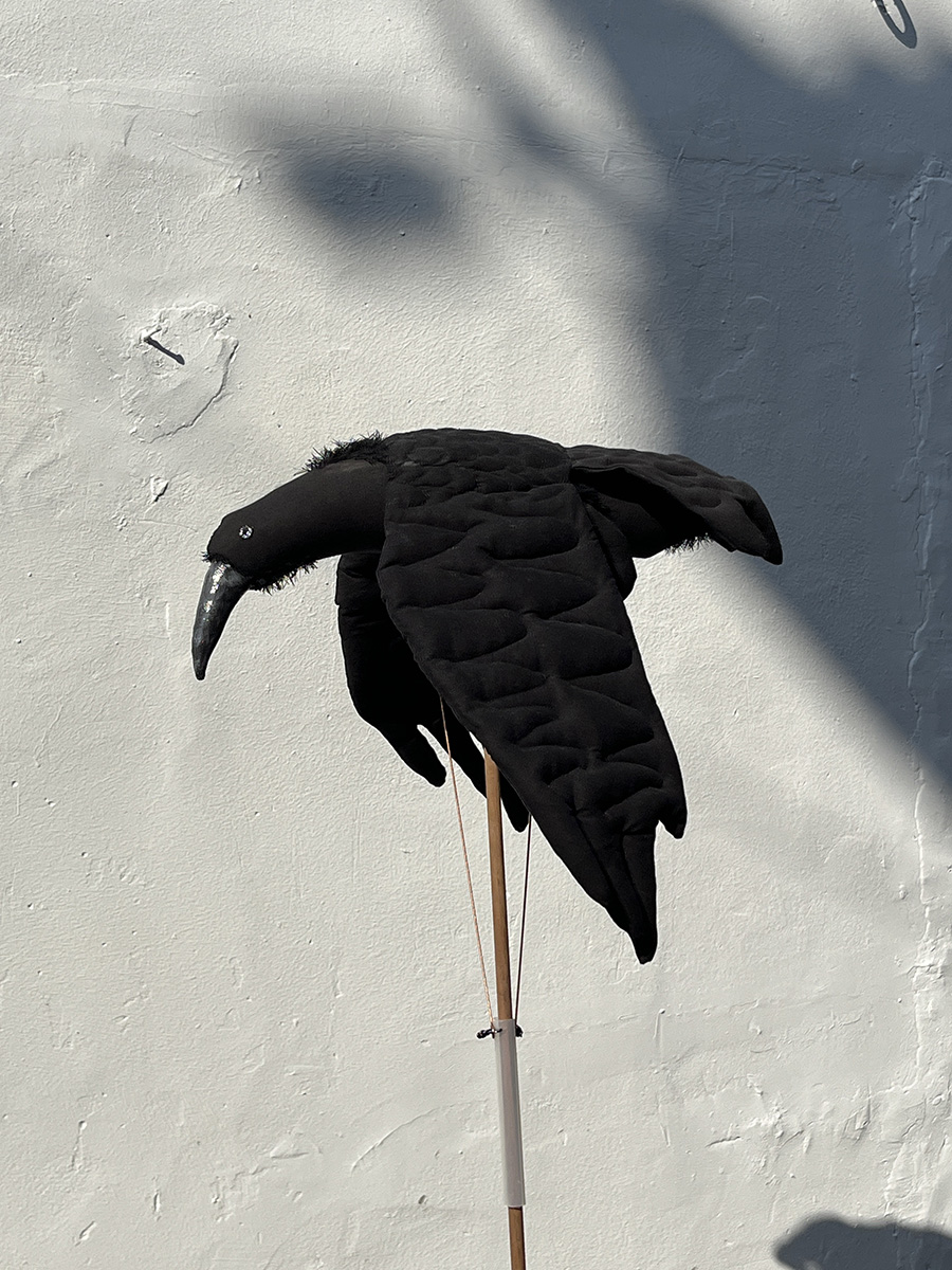 900_5. 멀리 까마귀 1 far away crow, 봉제인형 오토마타, 73x40x150cm, 2025.jpg