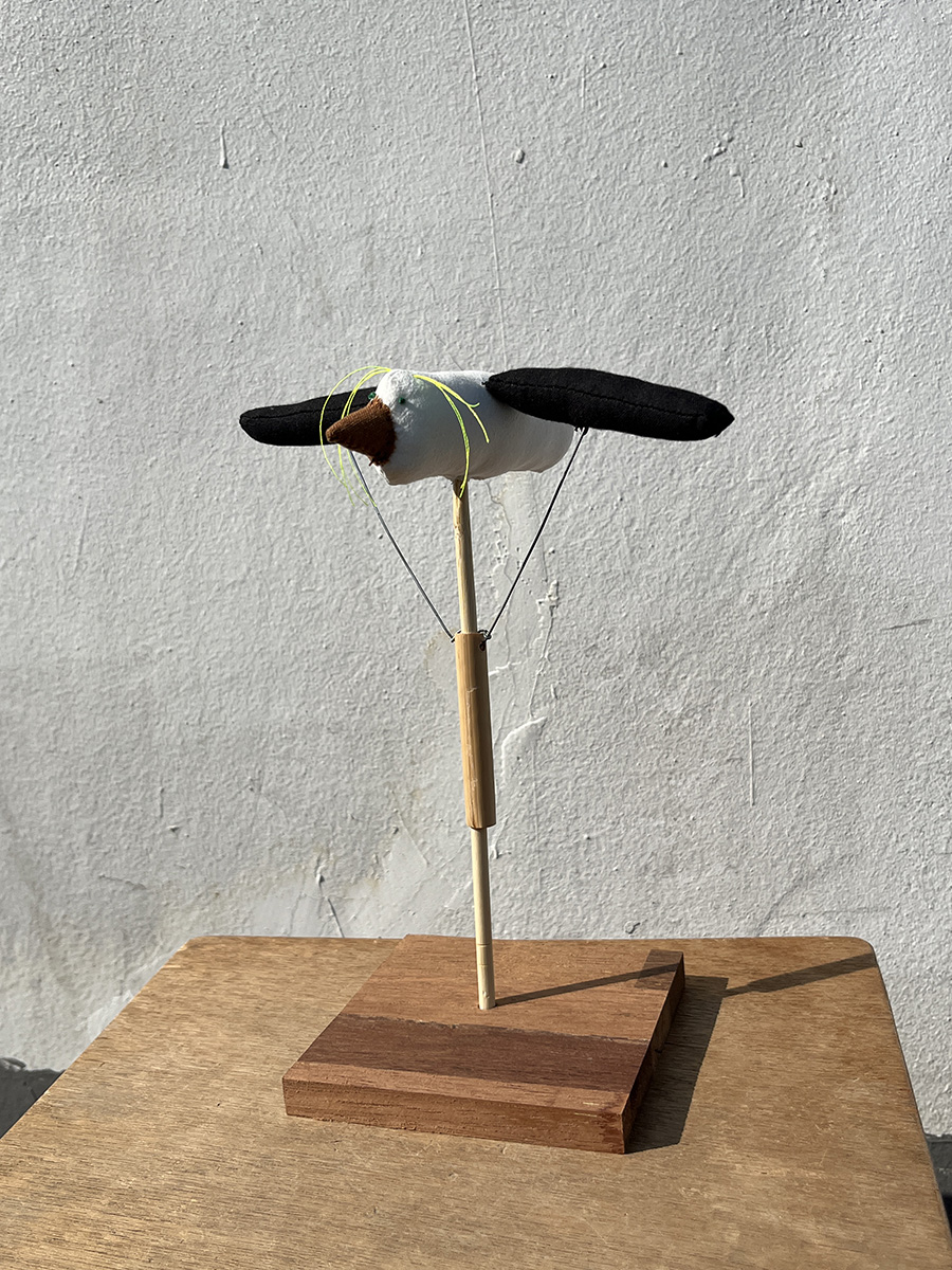900_7. 최소한의 새 minimal bird, 봉제인형 오토마타, 18x14x24cm, 2025.jpg