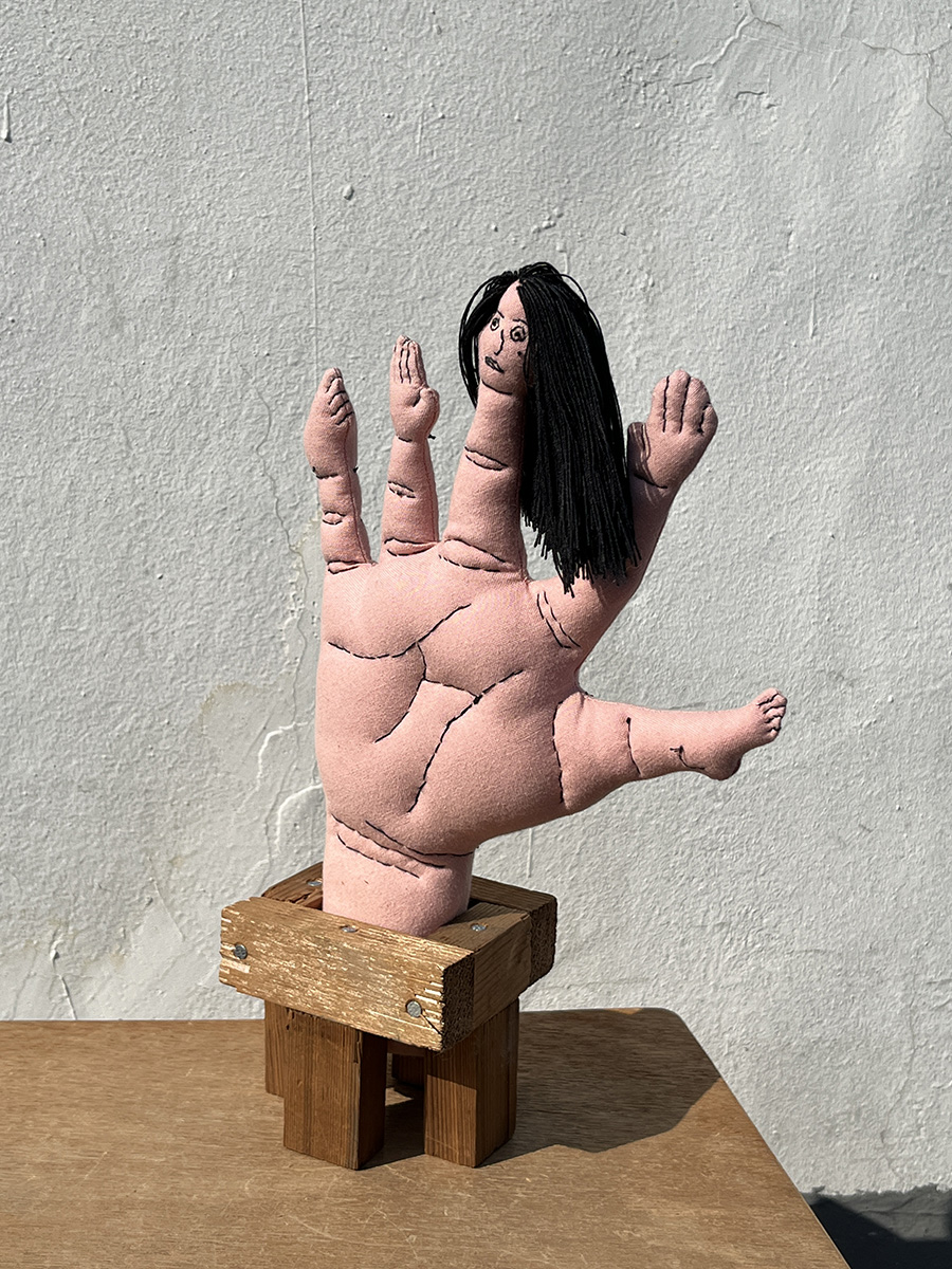 900_6. 손 이사람 hand this human, 봉제인형, 18x7x27cm, 2025.jpg